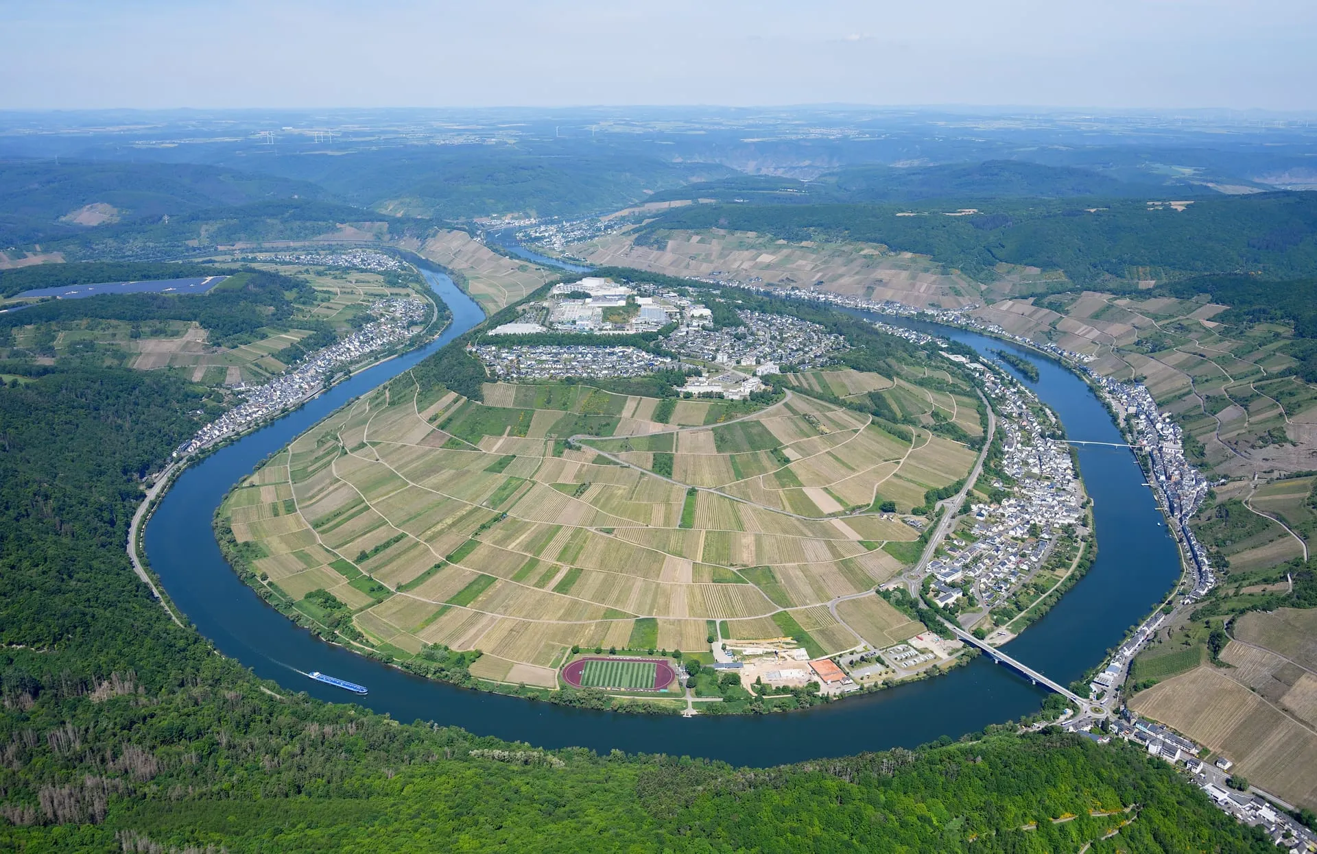 Luftaufnahme der Moselschleife bei Zell an der Mosel mit sonnigen Weinbergen der Lage Schwarze Katz