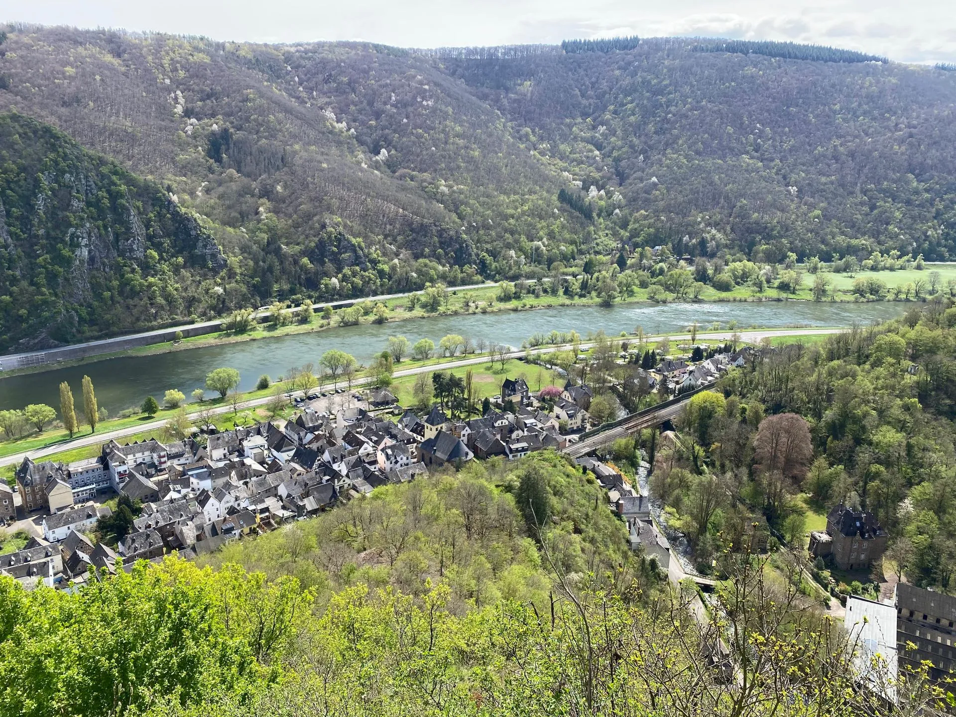 Blick vom Rosenberg über Moselkern, die Bahnstrecke und die Mosel im Frühjahr