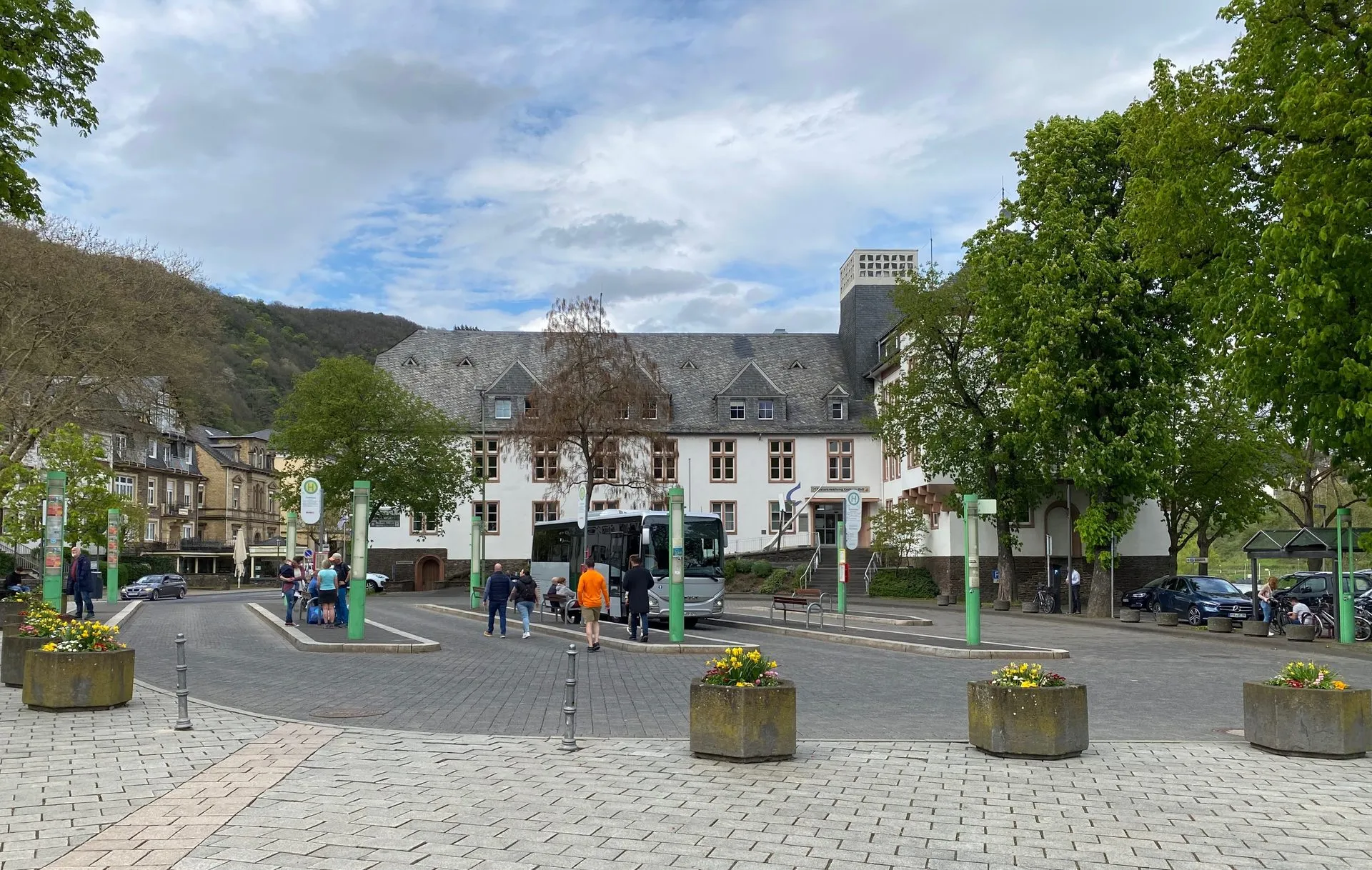 Bushaltestellen am Endertplatz in Cochem, ein Linienbus steht am Bahnsteig, dahinter das Gebäude der Kreisverwaltung