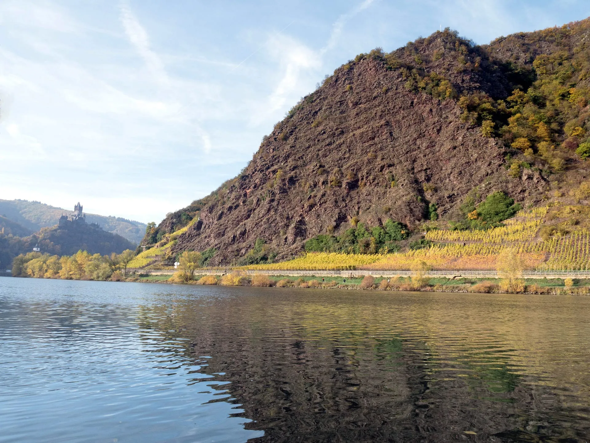 Der Felsen Brauselay über der Mosel bei Cochem-Cond, im Hintergrund die Reichsburg