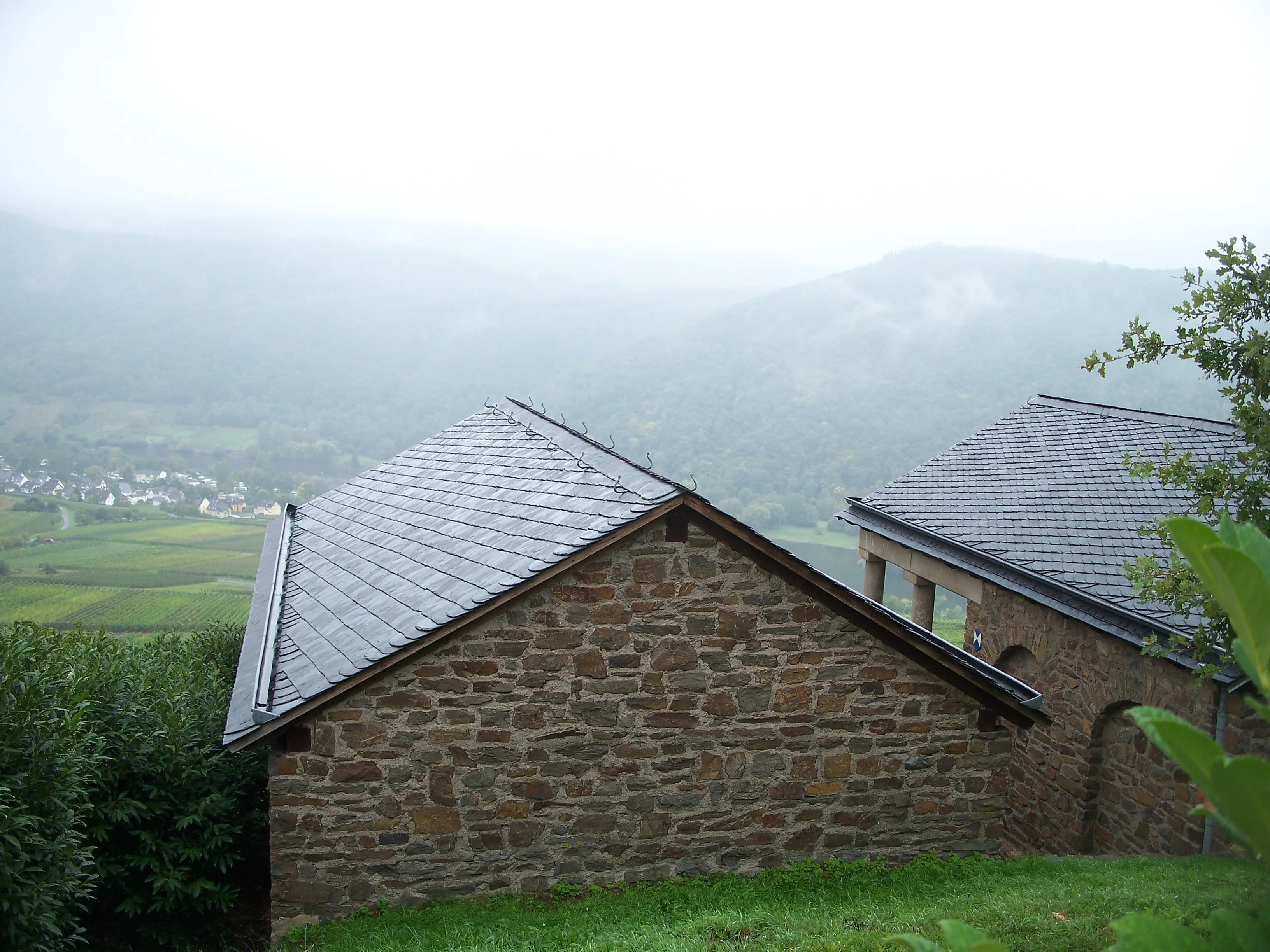 Die beiden wiederaufgebauten römischen Grabtempel oberhalb von Nehren mit Blick ins Moseltal