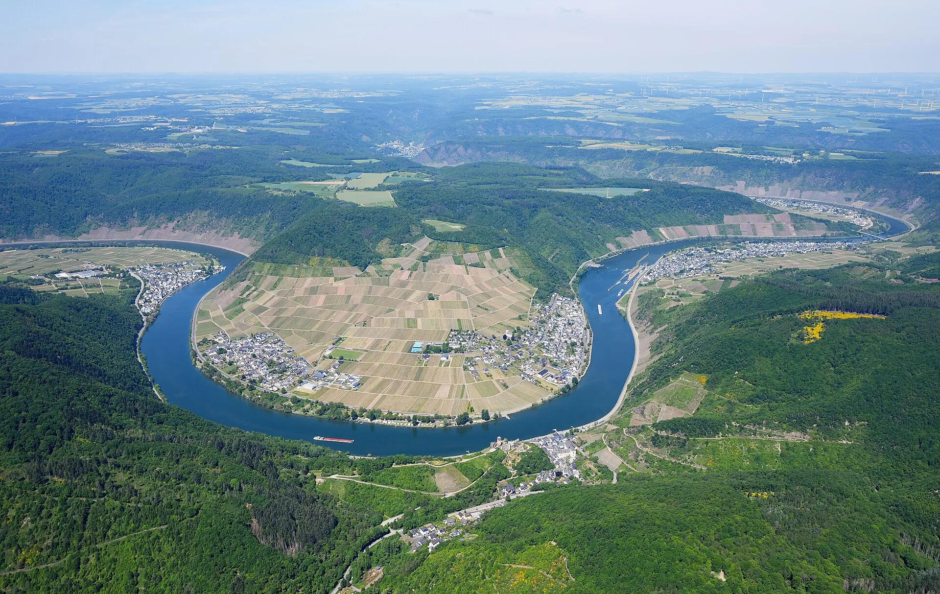 Luftbild der Mosel bei Ellenz-Poltersdorf mit dem Ort am Ufer und den Weinbergen dahinter